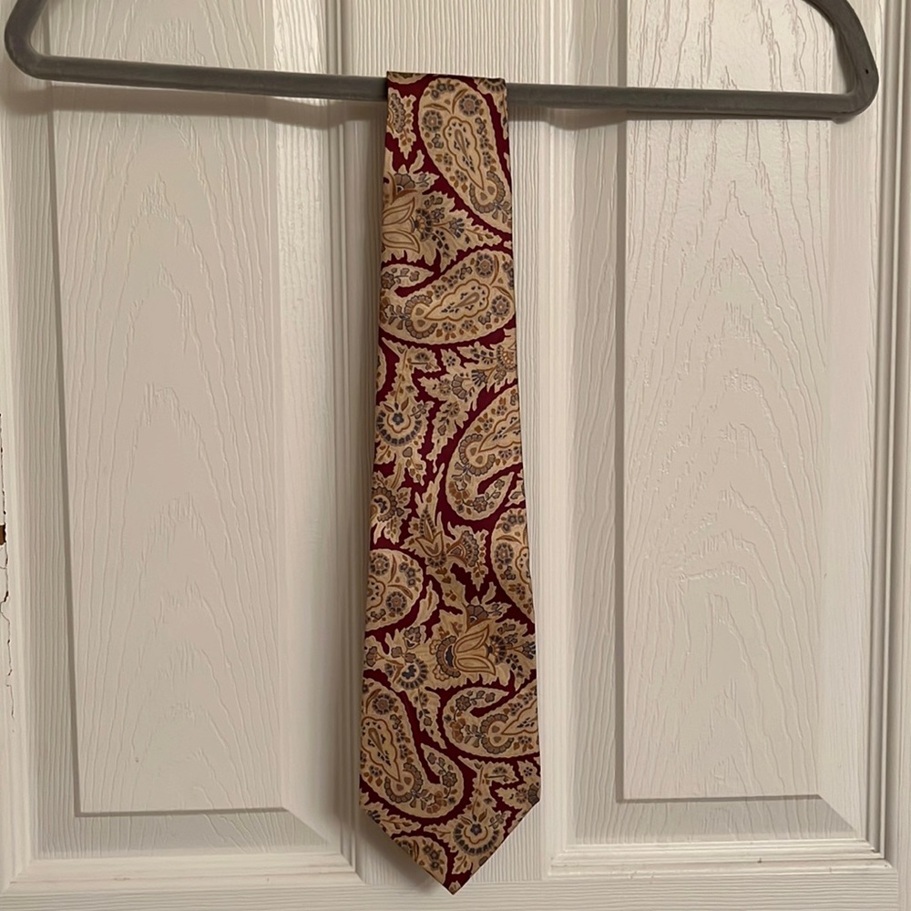 Pierre Cardin Gorgeous Silk Tie with Tan Brown Paisley Print One Size